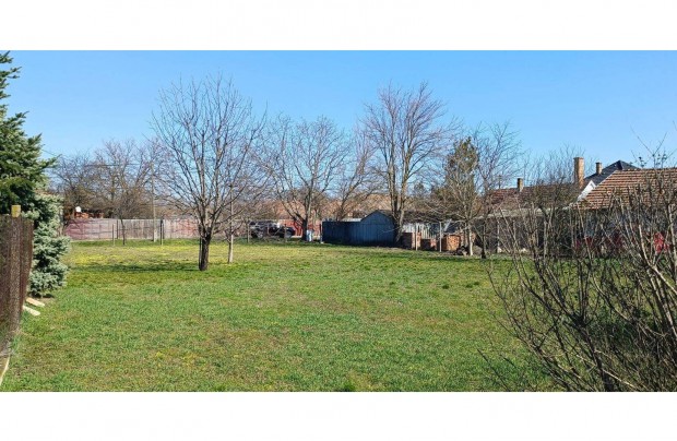 �sszk�zm�ves �p�t�si telek, �jszentiv�n