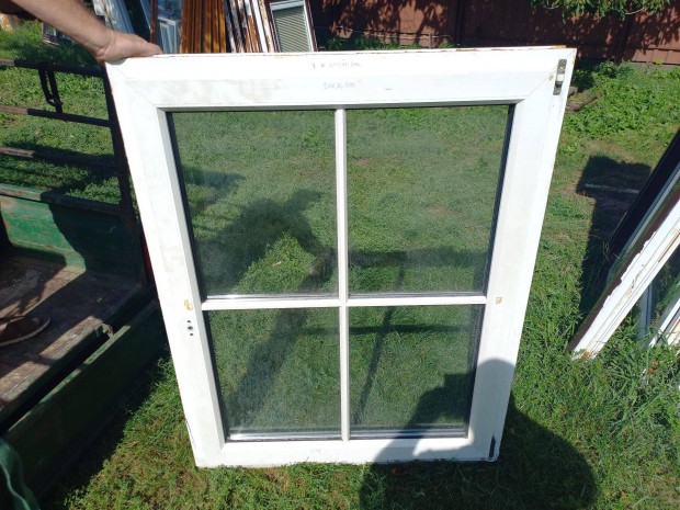 Osztott Manyag ablak 98 cm x 125 cm