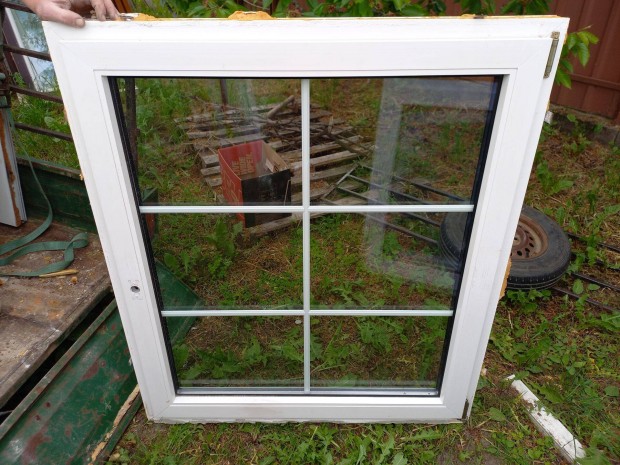 Osztott Manyag ablak ok 108 cm x 125 cm