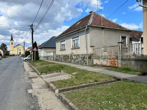 Osztr�k hat�r mellett Fels�csat�r telep�l�sen csal�di h�z elad�