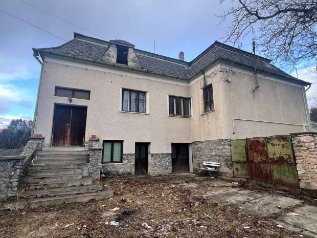 Osztr�k hat�rhoz k�zel Peresznye telep�l�sen elad� csal�di h�z