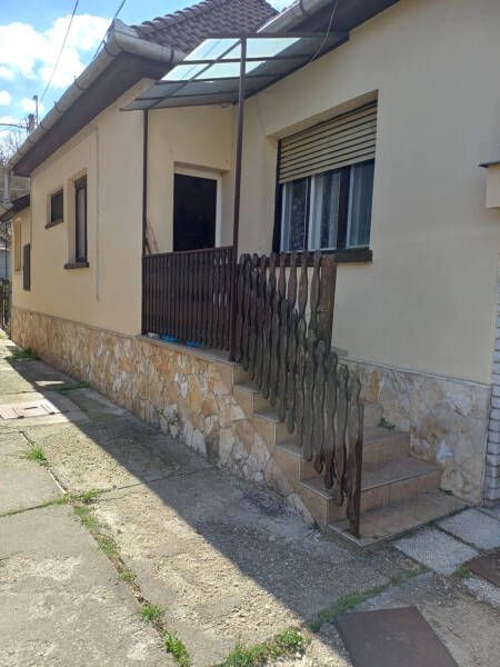 Otthonos csal�di h�z Pilisszentiv�n k�zponti, m�gis csendes r�...