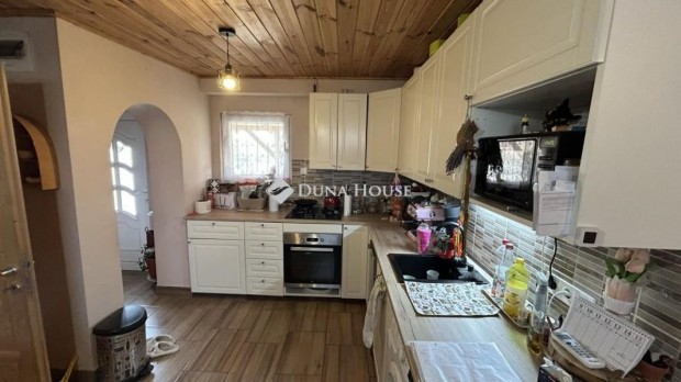 Otthonos kis h�z �gasegyh�za csendes utc�j�ban