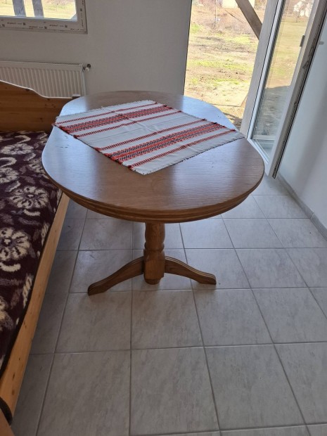 Ov�lis 6 szem�lyes b�kk asztal 