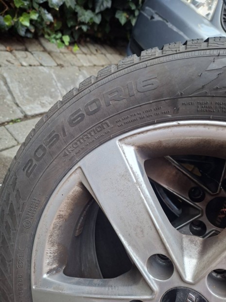 Oxxo Toyota alufelni alu felni 5x114.3 16 205/60r16 Nokian téligumi