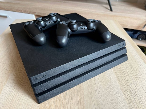 PS4 Pro 1TB 2 kontrollerrel