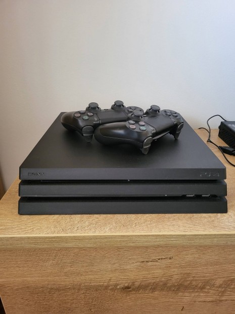 PS4 Pro 1TB + 2db controller