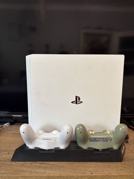 PS4 Pro 1Tb 2 kontrollerrel + töltő állomással