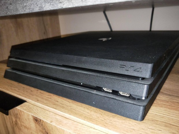 PS4 Pro + 2 kontroller + 12db játék