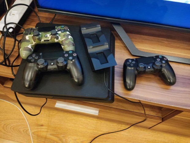 PS4 + 3 kontroller töltővel