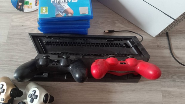 PS4 ron alul rengeteg jtkkal 4 kontrollerrel 2 kontroller lomssal