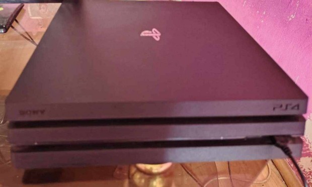 PS4 pro 1tb kormánnyal játékkal eladó