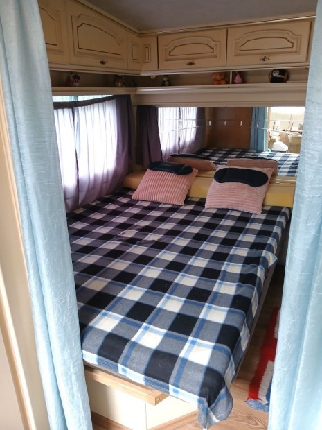 Pacikertben telek lak�kocsival elad�