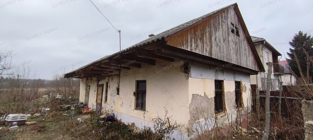 P�cin telep�l�sen elad� fel�j�tand� csal�di h�z