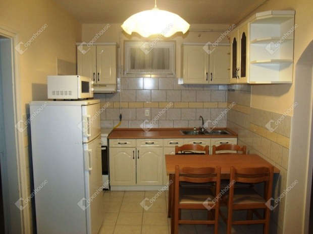 Pacs�n,5 k�l�n�ll� apartmanb�l �ll� csal�di h�z elad�!