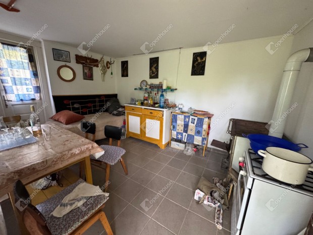 Pad�ri 3834 nm-es telek elad�