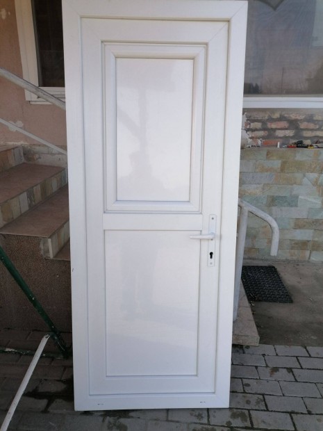 Padlásfeljáró műanyag ajtó / Vízszintes beépítésű/