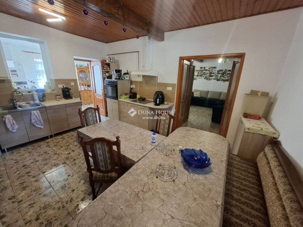 Padlófűtéses, 3 szobás, modernizált családi ház