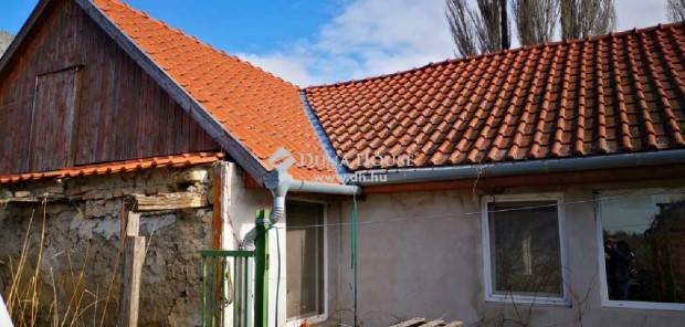 P�kozd k�pontj�ban, 85m2 fel�j�tand� h�z, hatalmas telken