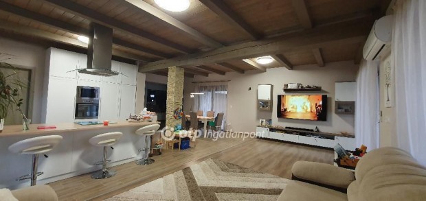 Paks - Csereszny�s modern, 2020-n �p�lt csal�di h�z elad�!