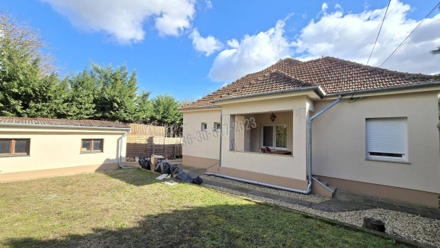 Paks, kedvelt csal�dih�zas utc�ly�ban fel�j�tott csal�dih�z KI 1051_gz