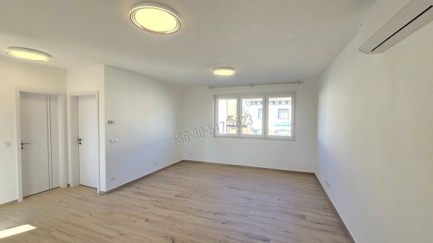 Paks, k�zpontj�ban els� emeleti k�t h�l�szoba plusz amerikai k 1060_gz