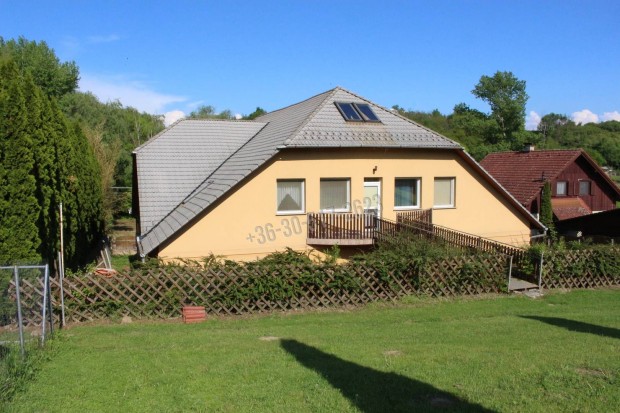 Paks �v�rosi r�sz�n, els� emeleti 5 szob�s kertkapcsolatos lak� 775_gz