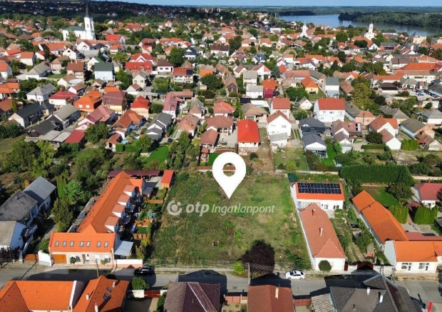 Paksi 822 nm-es telek elad�