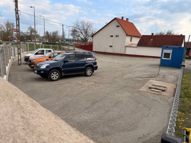 Pakson Klesdi u 2. alatt telephely irodval kiad