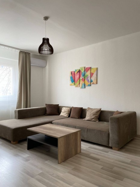 Pakson, a Tulip�n utc�ban, frissen festett, 1. emeleti, b�torozott 2 s