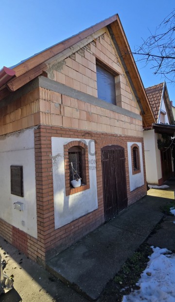 Pakson az �sz utc�ban lakhat�sra is alkalmass� tehet� belter�leti inga