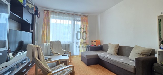 Pakson k�tszob�s, k�terk�lyes lak�s elad�.