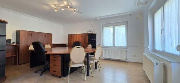 Pakson lakhat�sra, v�llalkoz�sra is alkalmas �p�let elad�