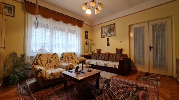 Pakson n�gyszob�s, t�gla�p�t�s� csal�di h�z mell�k�p�letekkel elad�.