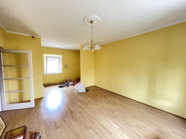 Pakson t�gla �p�t�s� csal�di h�z elad�! D70