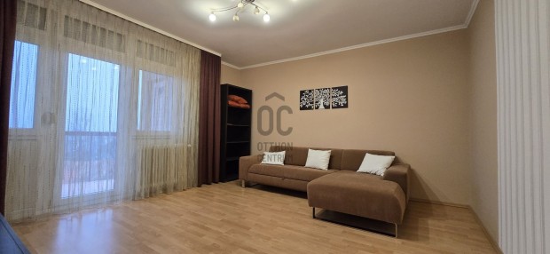 Pakson t�gla�p�t�s� h�romszob�s erk�lyes lak�s elad�