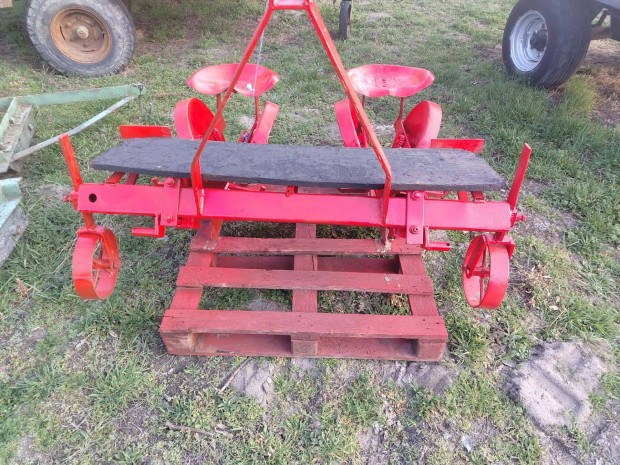 Pal�nt�z� �ltet�g�p pal�ntafog� levelekkel