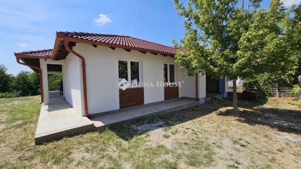 P�lfai 110 nm-es h�z elad�