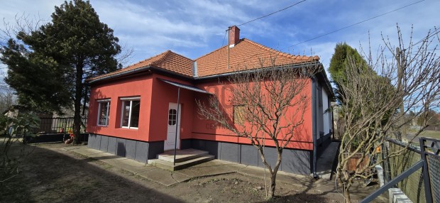 P�lf�n fel�j�tott csal�di h�z k�zponti helyen elad�