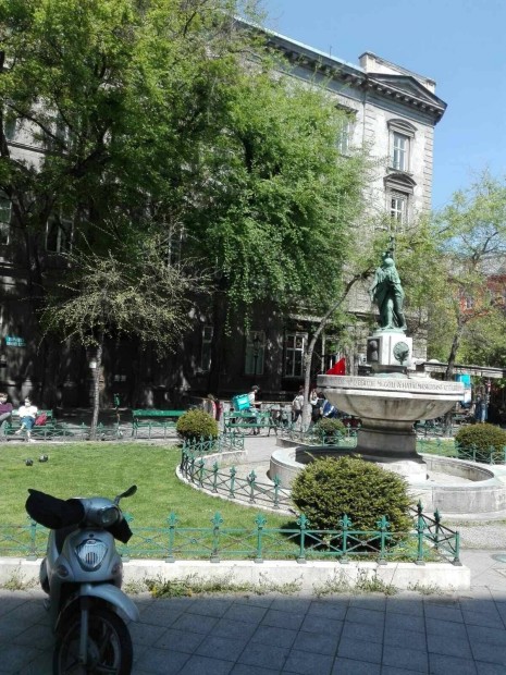 Palotanegyedben 50nm-es, 2.em, Szab� Ervin t�rre n�z�, fel�j�tand� 75M