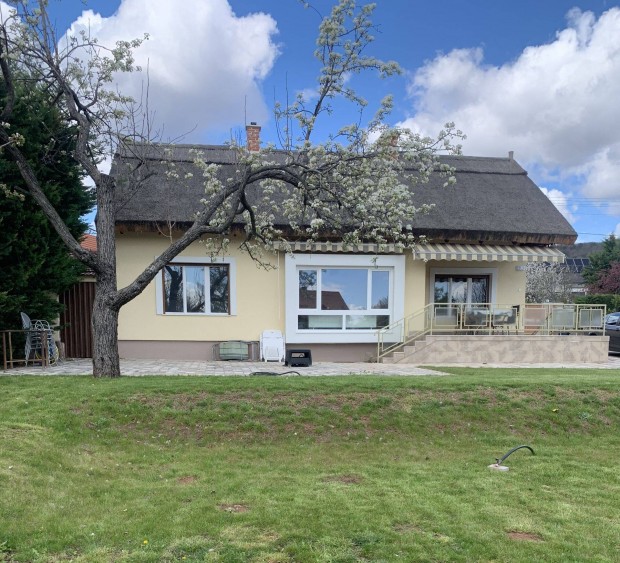 Paloznakon, Balatonfred mellett, Balaton parton feljtott hz elad