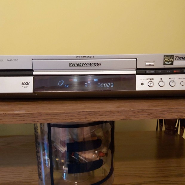 Panasonic Dvd ir valamint egy Thomson VPH 6850 G videmagn
