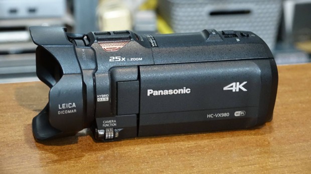 Panasonic HC-V980 4K Videokamera, állvánnyal eladó!