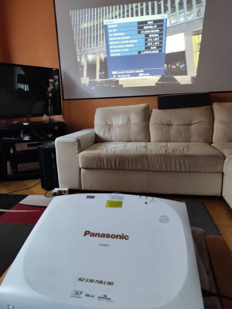 Panasonic RZ-370 lézer/LED projektor 3500ANSI fullhd 1613 üzemórával