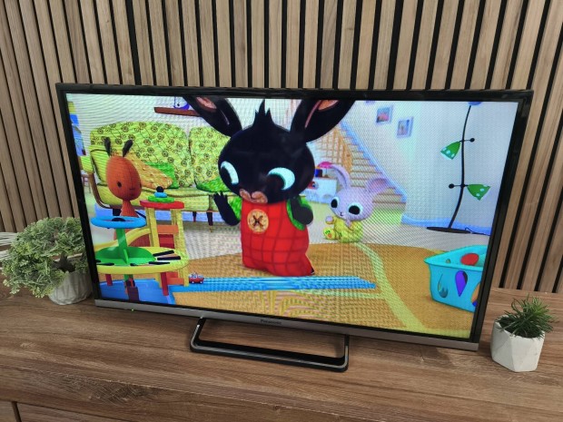 Panasonic Viera 82CM SMART WIFI LED TV