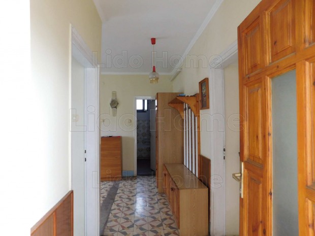 Panellak�s �rban elad� csal�di h�z T�con