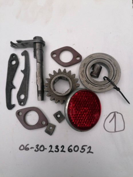 Pannonia P-20 P-21 alkatr�szek egyben. 