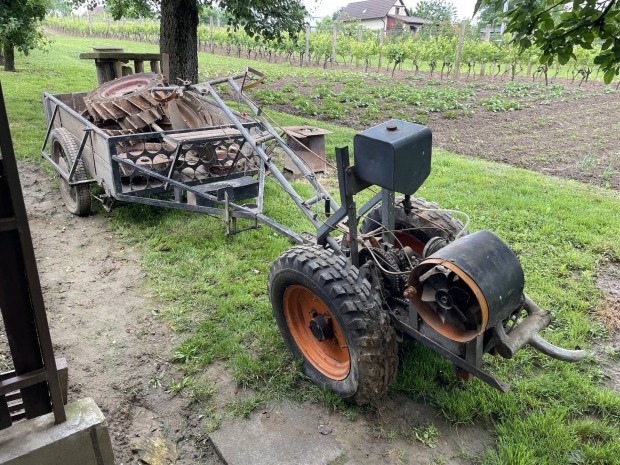 Pannnia motoros traktor 