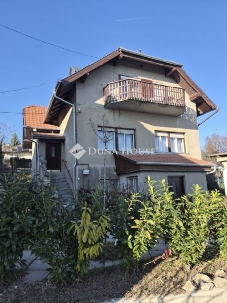 Panor�m�s 3 lak�sos csal�di h�z P�cs Sz�v�ben