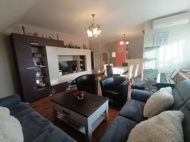 Panor�m�s, kertkapcsolatos lak�s elad� V�c, Cserje utca